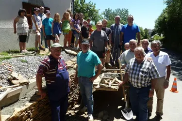 Des bénévoles ont participé à la construction en pierres sèches
