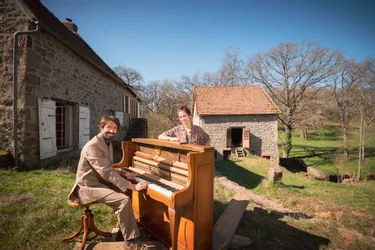 Un couple d'artistes donne des oreilles au moulin de l'Œil, à Doyet (Allier)