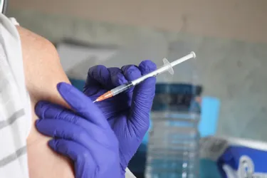 Vaccins : pourquoi le gouvernement choisit d'espacer les deux injections de six semaines