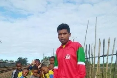Auprès d’une école de football d’un village de Madagascar