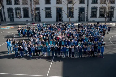Deux cents élèves en bleu pour l’autisme aux Martres-de-Veyre (Puy-de-Dôme)