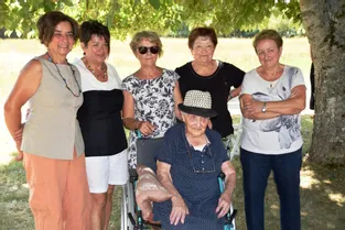 Née il y a cent ans à Treignat (Allier), Denise Jamet souffle ses bougies dans le village