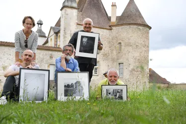 Des noirs et blancs exposés au cœur des pierres du château des Aix, à Meillard (Allier)