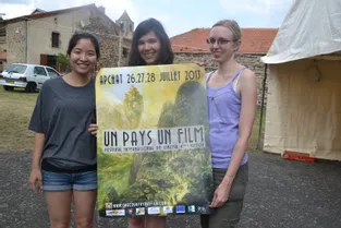 Des bénévoles étrangers participent aux préparatifs du festival Un pays, Un film