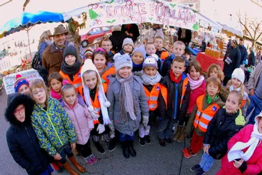 Les écoliers chantent Noël sur le marché