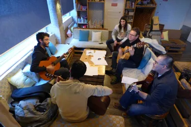 Un atelier guitare au café des artistes