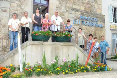 Le jury régional des Villes et villages fleuris a débuté sa tournée de l’Allier à Marcillat, mardi