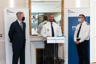 Deux policiers de la sous-direction des méthodes et de l'appui de Clermont-Ferrand primés lors d'un prix national de l'innovation
