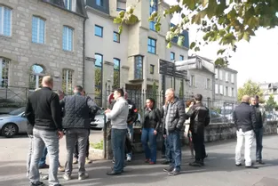 Les policiers brivistes rassemblés pour rendre hommage à leurs collègues agressés dans l'Essonne