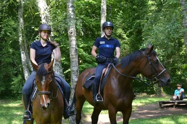 La police municipale patrouille aussi à cheval pour mieux préserver le château et la source