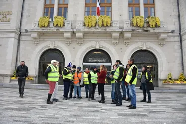 "Gilets jaunes" : une assemblée citoyenne à Montluçon, la circulation filtrée à Bizeneuille et Montmarault