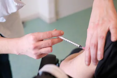 Covid-19 : 2.300 personnes ont reçu leur première injection depuis le lancement de la vaccination au centre Athanor à Montluçon (Allier)