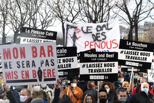 Hôtellerie-restauration : des milliers de manifestants à Paris pour une réouverture
