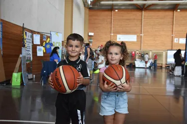 Quelles activités sportives sont proposées aux enfants de 4 ans à Riom (Puy-de-Dôme) ?