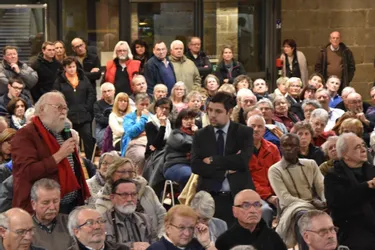 Plus de trois cents personnes ont assisté, hier soir, à la réunion publique à la Halle aux grains