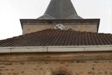 Le vitrail de la colombe embellit l'église