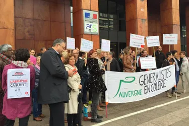Clermont-Ferrand : 80 médecins généralistes manifestent devant l'Agence régionale de santé