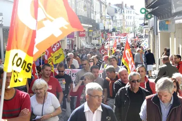 Six cents personnes ont défilé hier à Moulins « pour imposer d’autres choix au gouvernement »