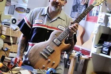 Les premières guitares électriques 100 % françaises sont assemblées dans un magasin clermontois