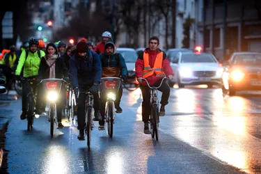 Une piste cyclable sur les boulevards à trois voies de Clermont-Ferrand : oui c'est largement possible pour les cyclistes « militants »
