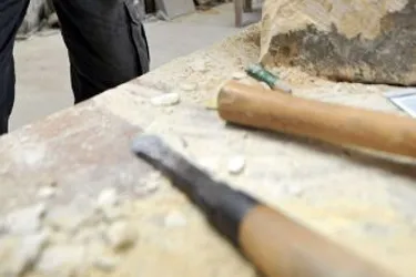 Cet artisan d’art est un des rares tailleurs de pierre toujours en activité en Corrèze