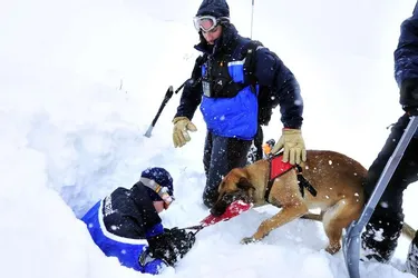 Le peloton de gendarmerie a organisé un entraînement de recherche d’avalanche, au col de Serre
