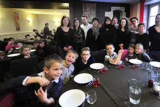 Une cinquantaine d’enfants était conviée, jeudi midi, à déguster un repas à L’Auberge de la Tour