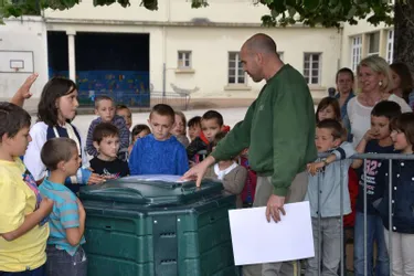 Le Conseil municipal des jeunes d’Ussel a installé des composteurs dans les écoles primaires