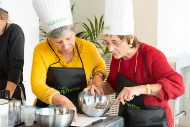 A Issoire (Puy-de-Dôme), des ateliers pour aider les seniors à cuisiner et retrouver leur coup de fourchette