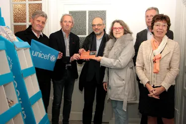L'association clermontoise les Aventuriales a remis un chèque à l'Unicef