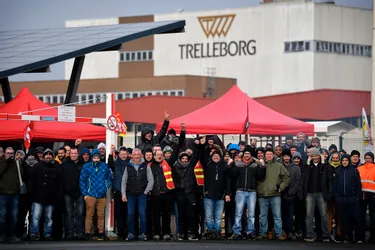 Ouvriers en grève à l'usine Trelleborg de Clermont-Ferrand