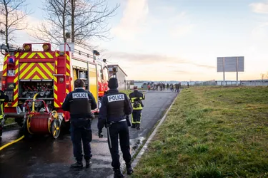 Un feu de détritus près de l'aéroport de Tronquières à Aurillac (Cantal), des pierres lancées en direction des pompiers