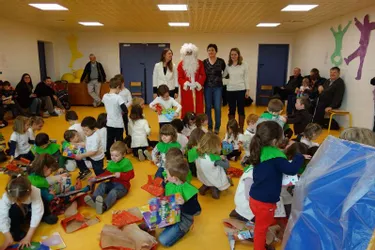 Le Père Noël a rencontré les écoliers
