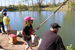Beaucoup d’enfants au concours de pêche