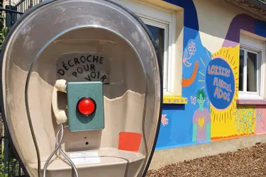 Mais à quoi va servir cette étrange cabine téléphonique installée à la gare de Felletin (Creuse) ?