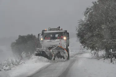 Neige : l'A89 fermée dans le Puy-de-Dôme, d'importantes difficultés en Haute-Loire et sur la RCEA dans l'Allier