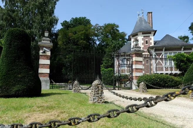 L'acteur Alain Delon déclare à un journal suisse qu'il veut vendre sa  propriété de Douchy dans le Loiret - La République du Centre