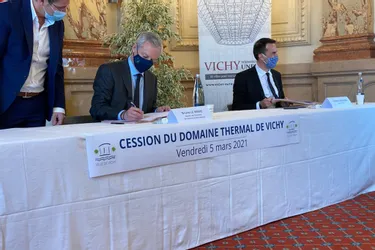 Le ministre de l'Économie Bruno Le Maire poursuit son déplacement à Vichy (Allier) par la signature de l'acte de cession du domaine thermal