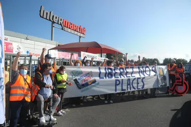 L'APF de l'Allier manifeste devant l'Intermarché de Moulins contre l'absence de places handicapées