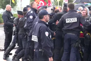 Des manifestants devant le nouveau centre Michelin avant l'arrivée de Manuel Valls