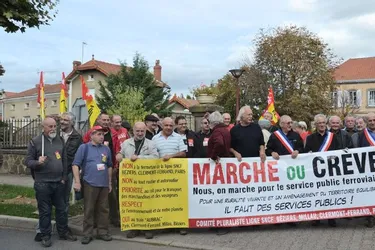Une marche a réuni une cinquantaine de défenseurs des lignes de l’Aubrac et du Cévenol