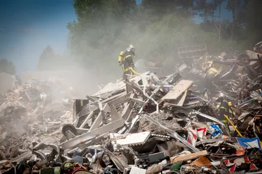 Un incendie se déclare dans une entreprise de recyclage à Saint-Paul-des-Landes (Cantal)