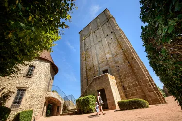 Voyage au Moyen-Âge dans le donjon de la Toque, à Huriel (Allier)