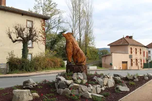 Une sculpture en bois installée à Paslières pour illustrer la légende locale du Pas du Loup (Puy-de-Dôme)