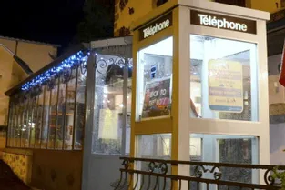 La nouvelle vie de l'ancienne cabine téléphonique de Randan (Puy-de-Dôme) réinstallée dans la Nièvre