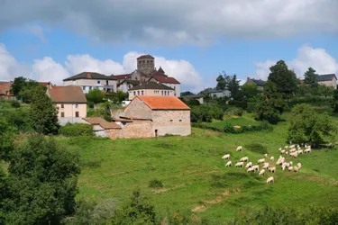 En Montagne bourbonnaise dans l'Allier, la randonnée du puy du Roc propose une escapade entre nature et culture