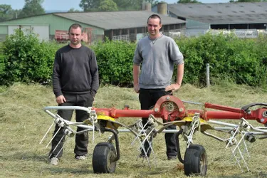 Fabrice et David Dubac ont un élevage de vaches et cultivent des céréales et de l’herbe