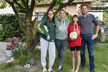 Joueurs de haut niveau, Izabela et Frédéric ont transmis le goût du volley à leurs filles à Riom (Puy-de-Dôme)