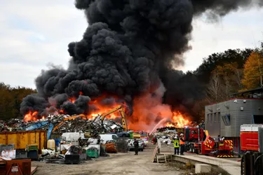 Un incendie dans une usine de métaux provoque un énorme panache de fumée au-dessus de Brive (Corrèze)