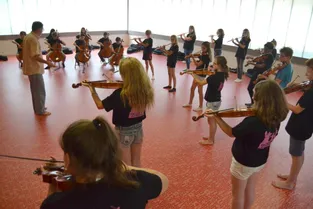 Trente élèves composent un orchestre à l’école depuis un an à Bourbon-l'Archambault